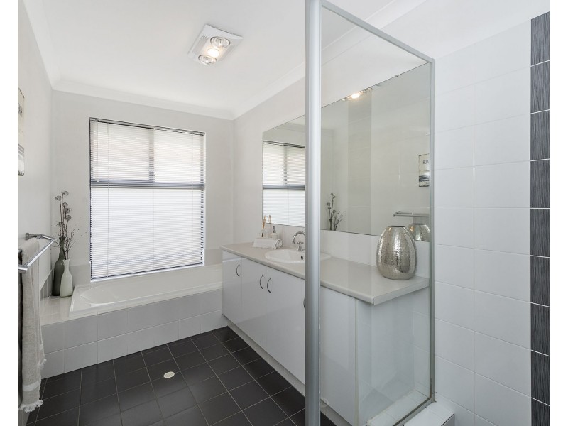 16 Scottsdale Turn, Meadow Springs WA 6210