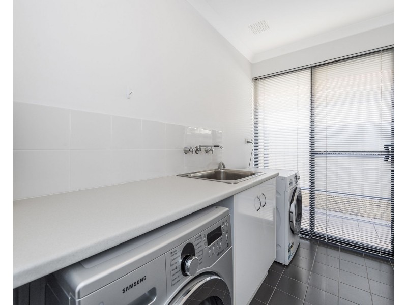 16 Scottsdale Turn, Meadow Springs WA 6210