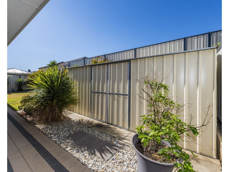 16 Scottsdale Turn, Meadow Springs WA 6210