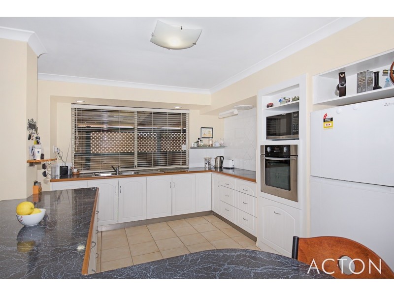 4 Berrigan Row, Halls Head WA 6210