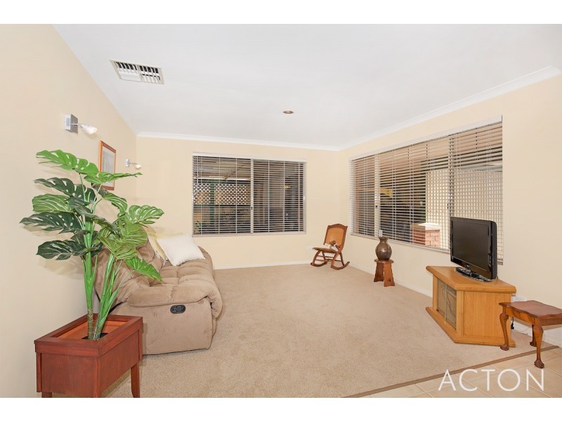 4 Berrigan Row, Halls Head WA 6210