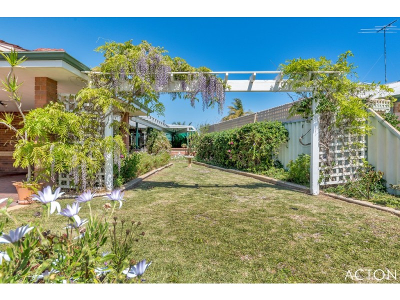 16 Scrubbird Court, Greenfields WA 6210