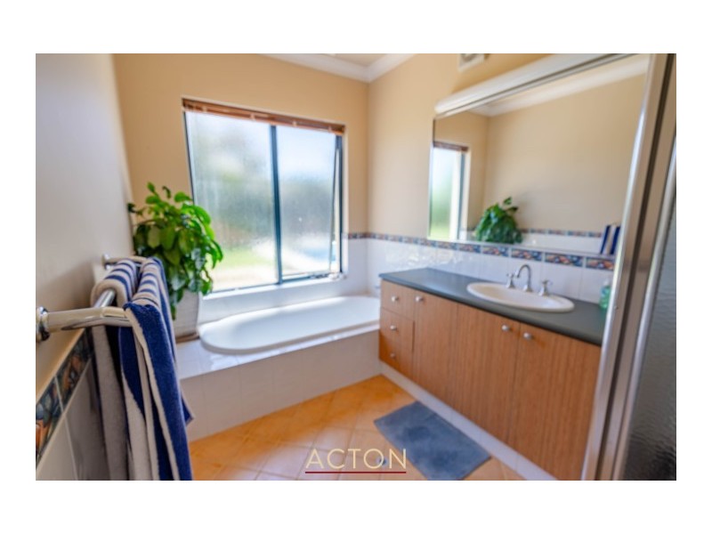 18 SEAVIEW PARADE, Wannanup WA 6210