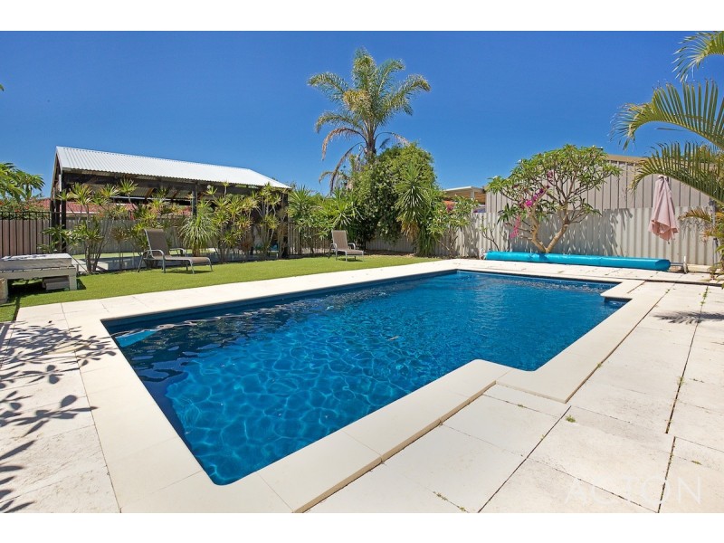 19 Sandford Crescent, Halls Head WA 6210