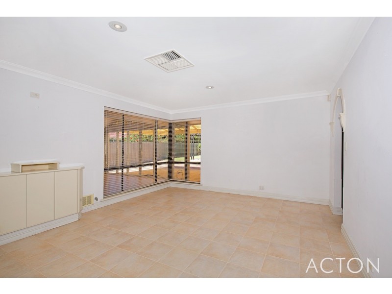 19 Sandford Crescent, Halls Head WA 6210