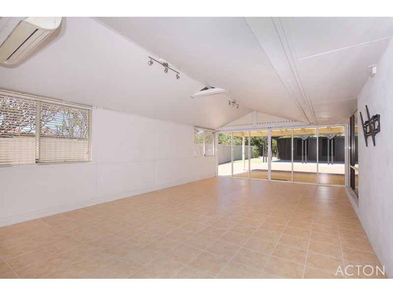 19 Sandford Crescent, Halls Head WA 6210