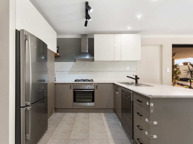 50 Highcliffe Circle, Lakelands WA 6180