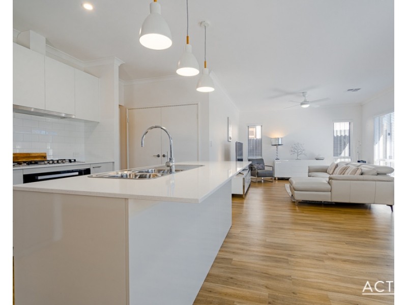 14B Scrivener Place, Halls Head WA 6210