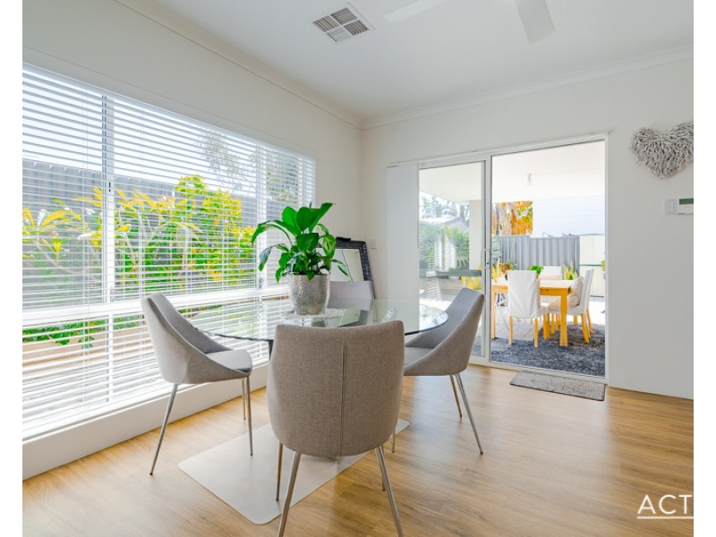 14B Scrivener Place, Halls Head WA 6210