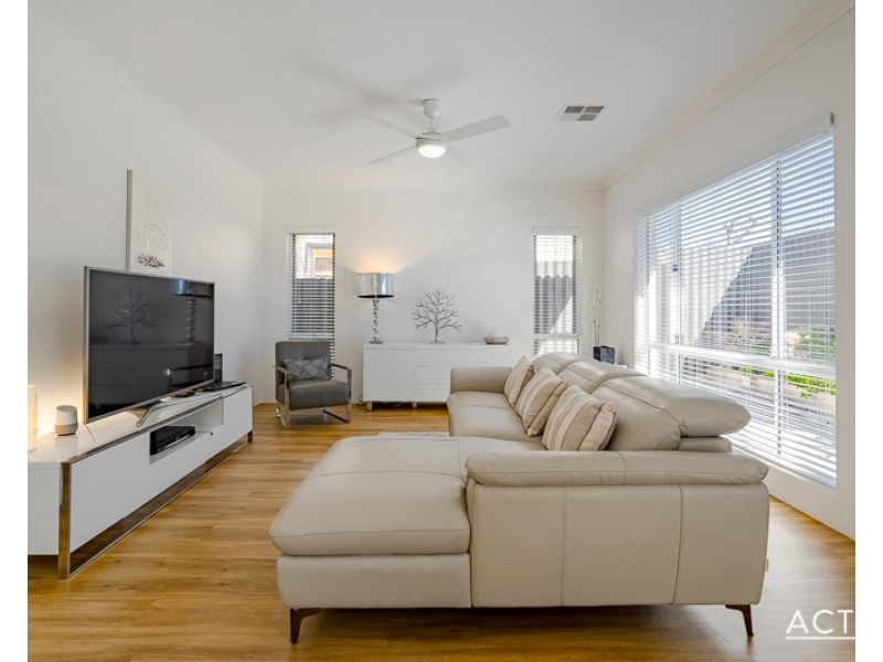 14B Scrivener Place, Halls Head WA 6210