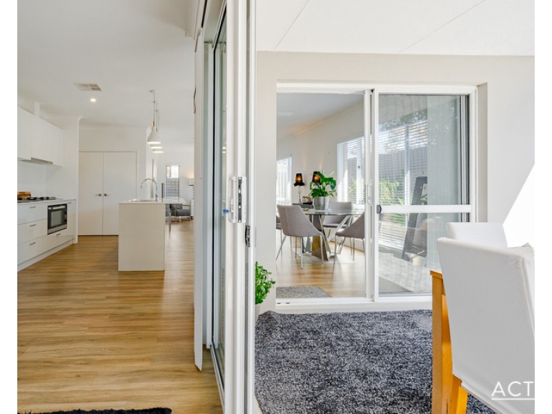 14B Scrivener Place, Halls Head WA 6210