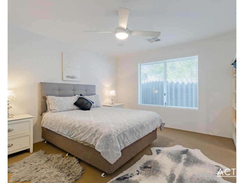 14B Scrivener Place, Halls Head WA 6210