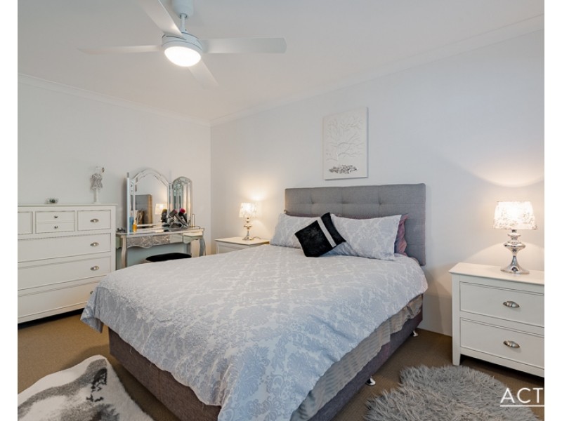 14B Scrivener Place, Halls Head WA 6210