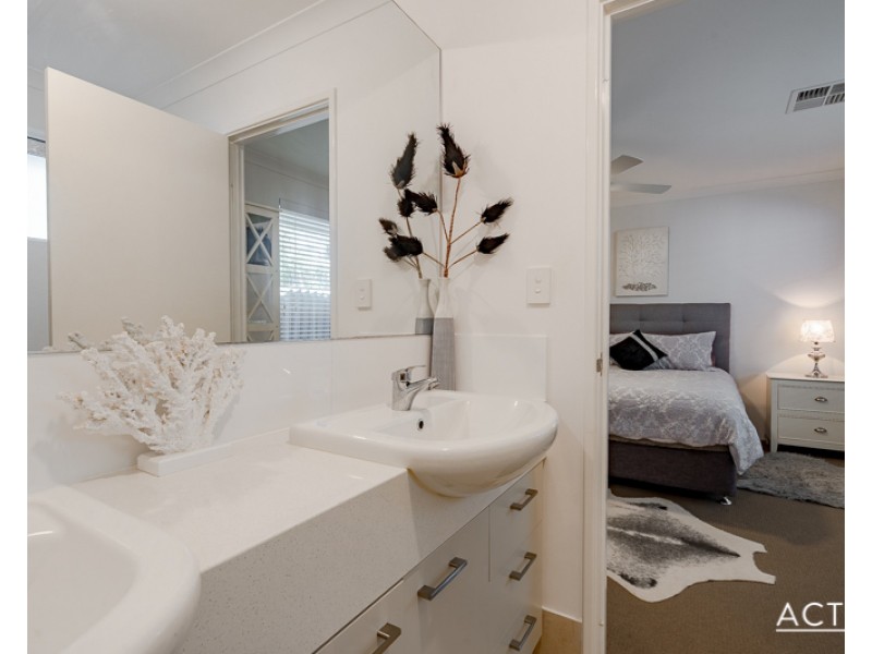 14B Scrivener Place, Halls Head WA 6210