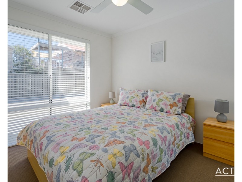 14B Scrivener Place, Halls Head WA 6210