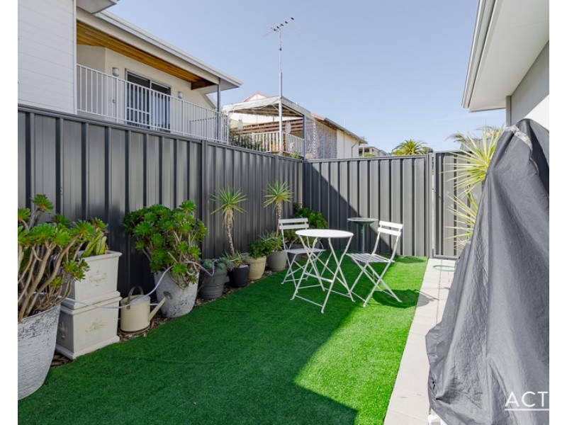 14B Scrivener Place, Halls Head WA 6210