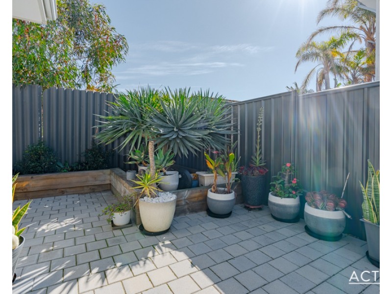 14B Scrivener Place, Halls Head WA 6210