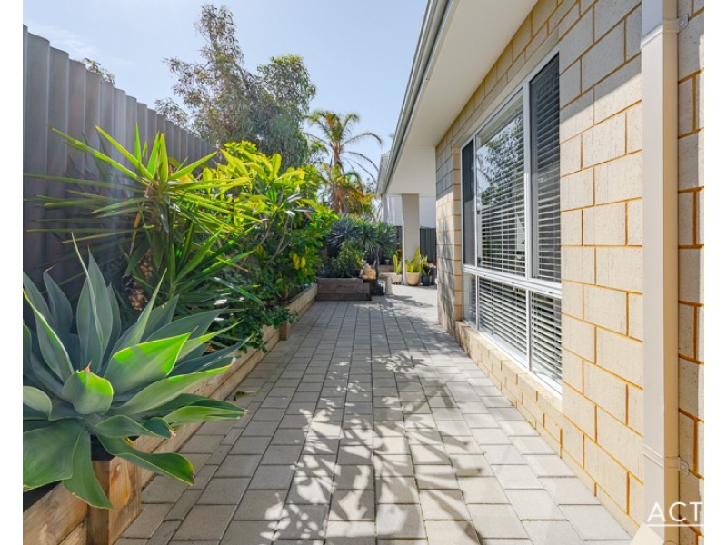 14B Scrivener Place, Halls Head WA 6210