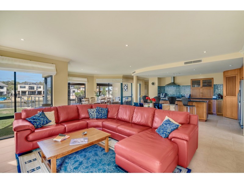 5 Solstraale Place, Halls Head WA 6210