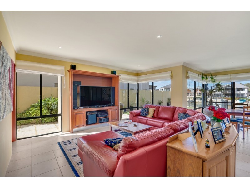 5 Solstraale Place, Halls Head WA 6210