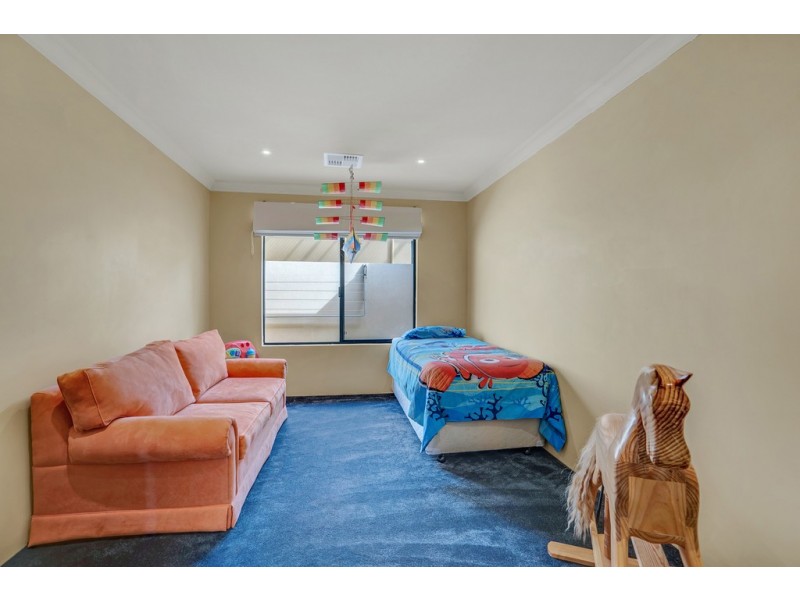 5 Solstraale Place, Halls Head WA 6210