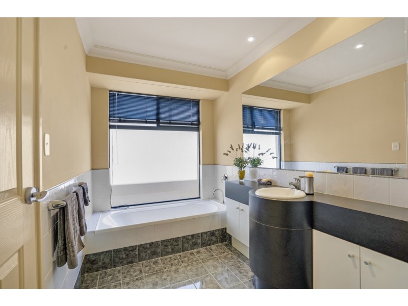 5 Solstraale Place, Halls Head WA 6210