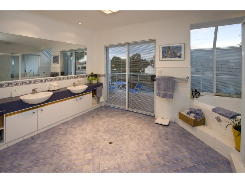 9 Siska Court, Halls Head WA 6210