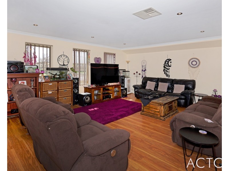 10 Pelora View, Lakelands WA 6180