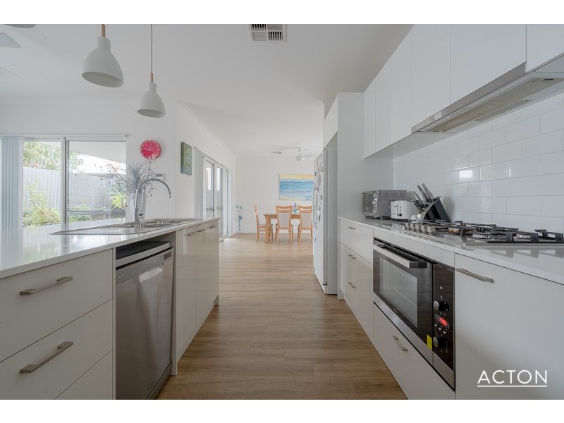 14B Scrivener Place, Halls Head WA 6210