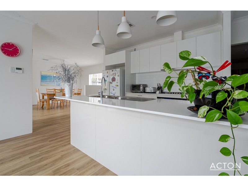 14B Scrivener Place, Halls Head WA 6210