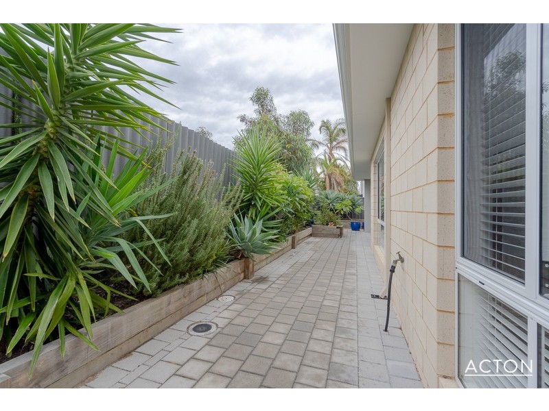 14B Scrivener Place, Halls Head WA 6210