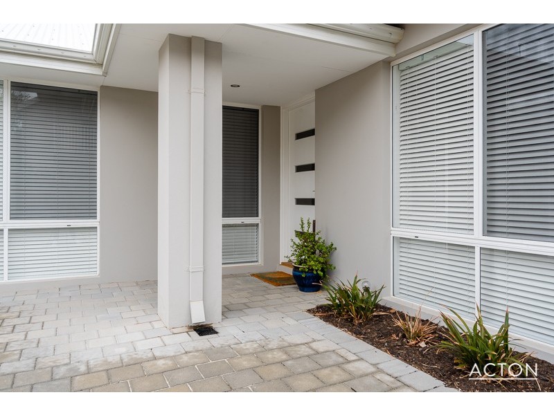 14B Scrivener Place, Halls Head WA 6210