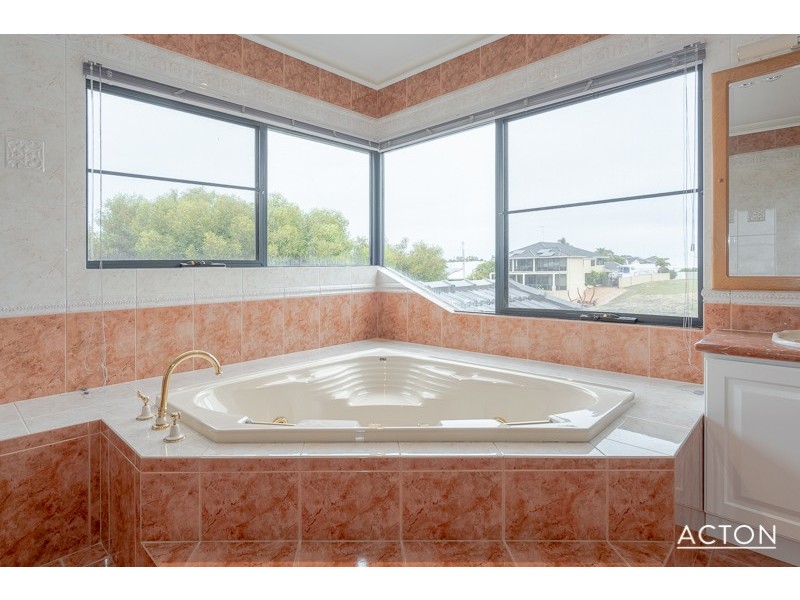 27 Cambria Island Retreat, Halls Head WA 6210