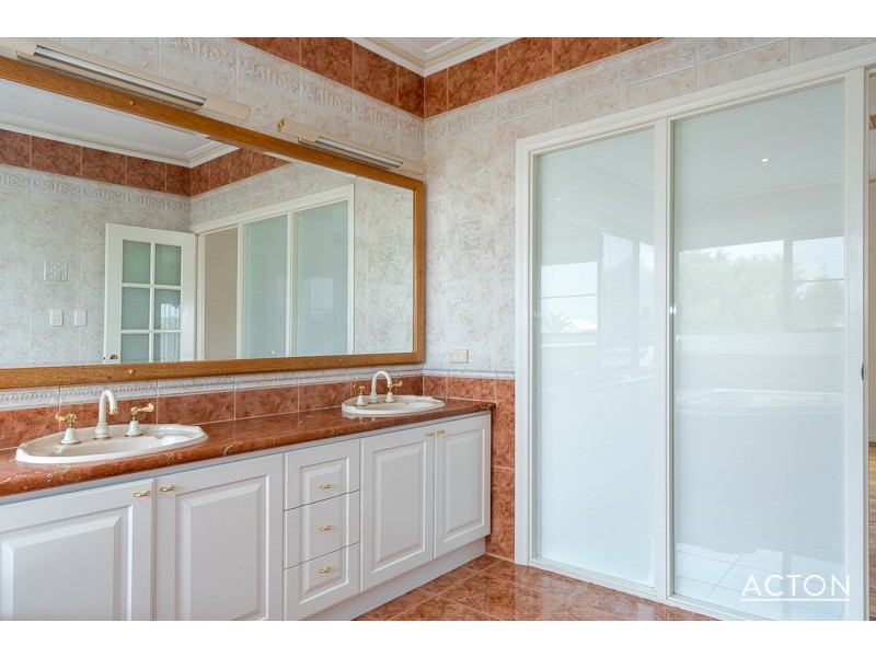 27 Cambria Island Retreat, Halls Head WA 6210