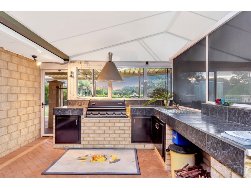 98 Woodland Parade, Stake Hill WA 6181