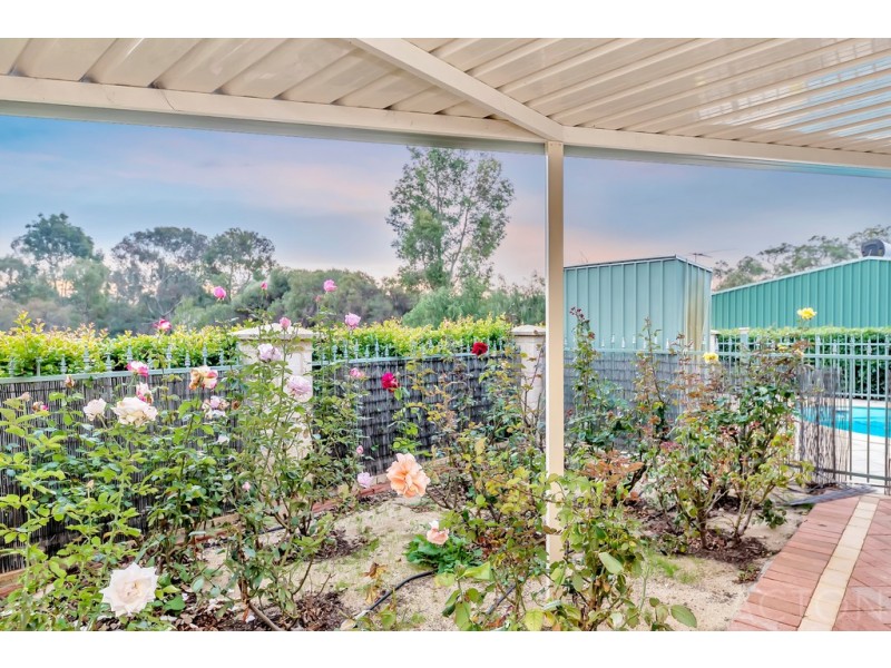 98 Woodland Parade, Stake Hill WA 6181