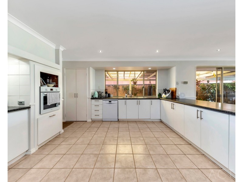 18 Templetonia Promenade, Halls Head WA 6210