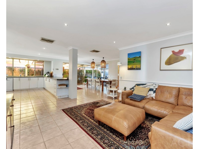 18 Templetonia Promenade, Halls Head WA 6210