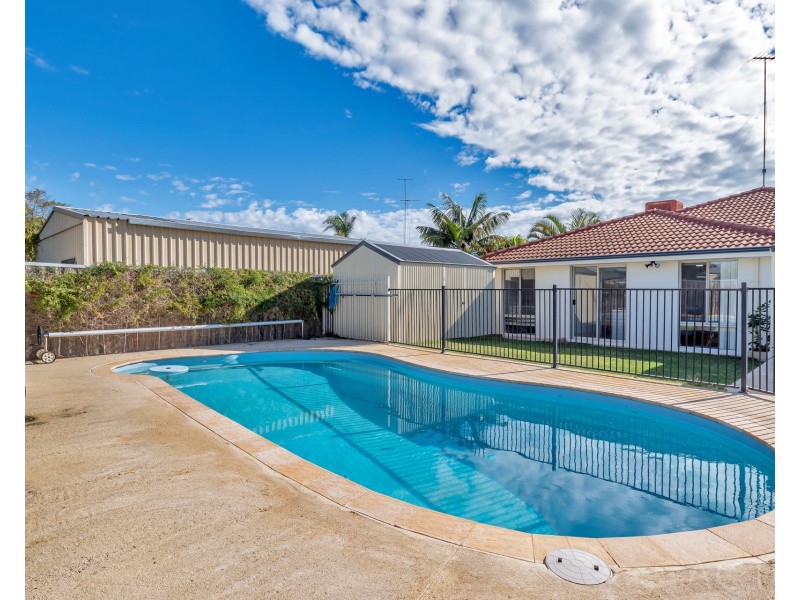 18 Templetonia Promenade, Halls Head WA 6210