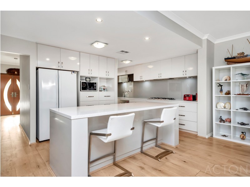 16 Sail Avenue, Wannanup WA 6210