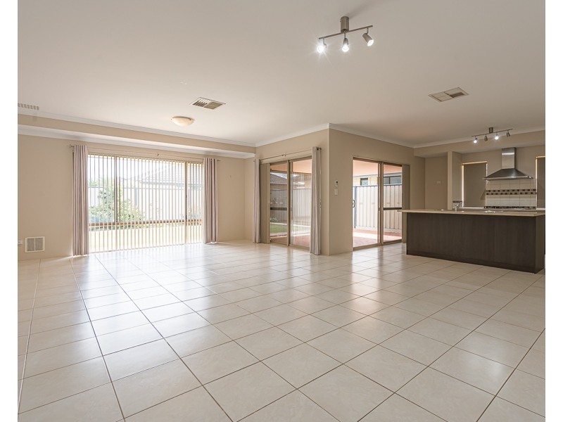 7 Bamburgh Turn, Meadow Springs WA 6210