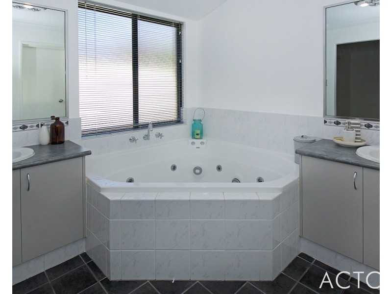 209 Oakmont Avenue, Meadow Springs WA 6210