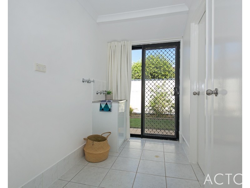 209 Oakmont Avenue, Meadow Springs WA 6210