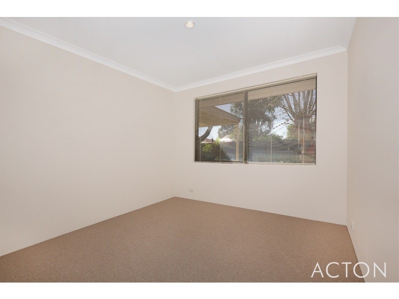 4 Suncrest Meander, Meadow Springs WA 6210