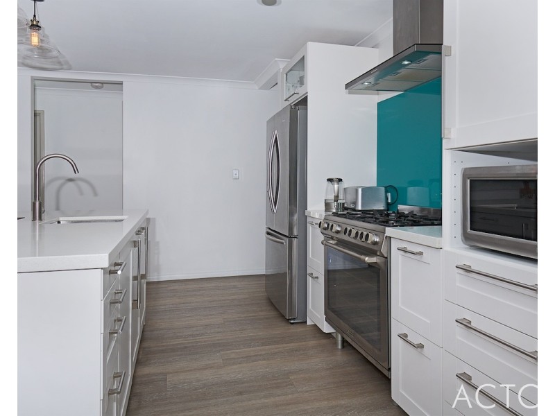 95B Peelwood Parade, Halls Head WA 6210