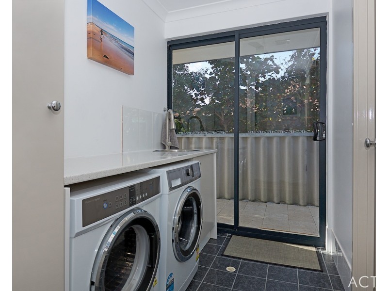 95B Peelwood Parade, Halls Head WA 6210