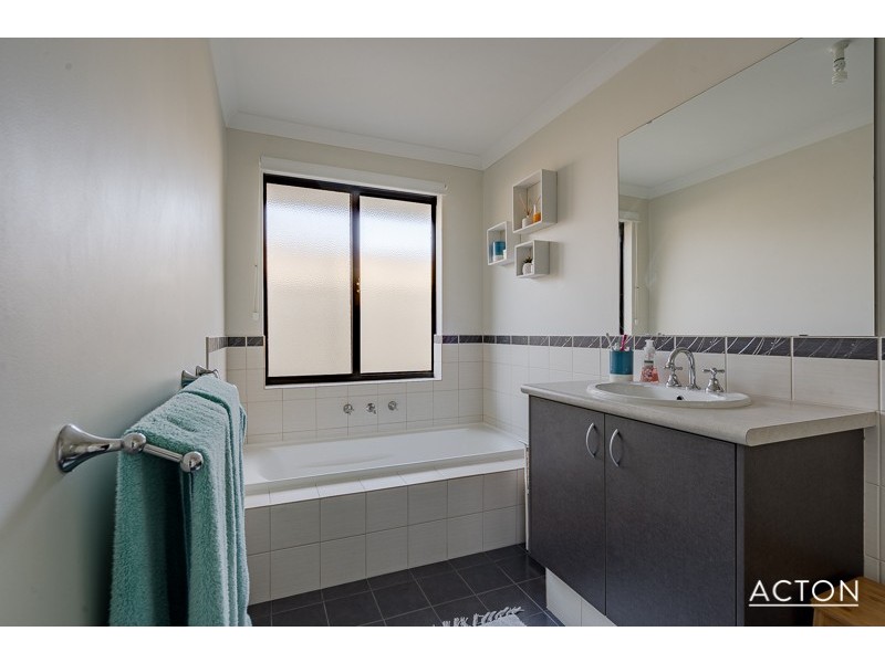 4 Calder Nook, Lakelands WA 6180