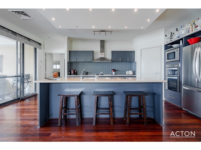 24 Pineknoll Gardens, Meadow Springs WA 6210