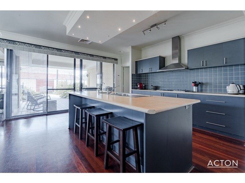 24 Pineknoll Gardens, Meadow Springs WA 6210