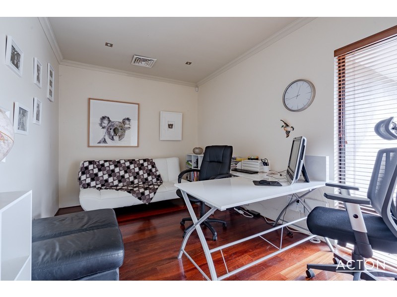 24 Pineknoll Gardens, Meadow Springs WA 6210